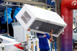 Comércio - imagens de consumidores e vendedores em lojas no comércio varejista na região do Sítio Cercado em Curitiba. - lojas de roupas - utensílios domésticos - celulares - viaturas da polícia militar nas ruas - trânsito movimentado na rua Izak F